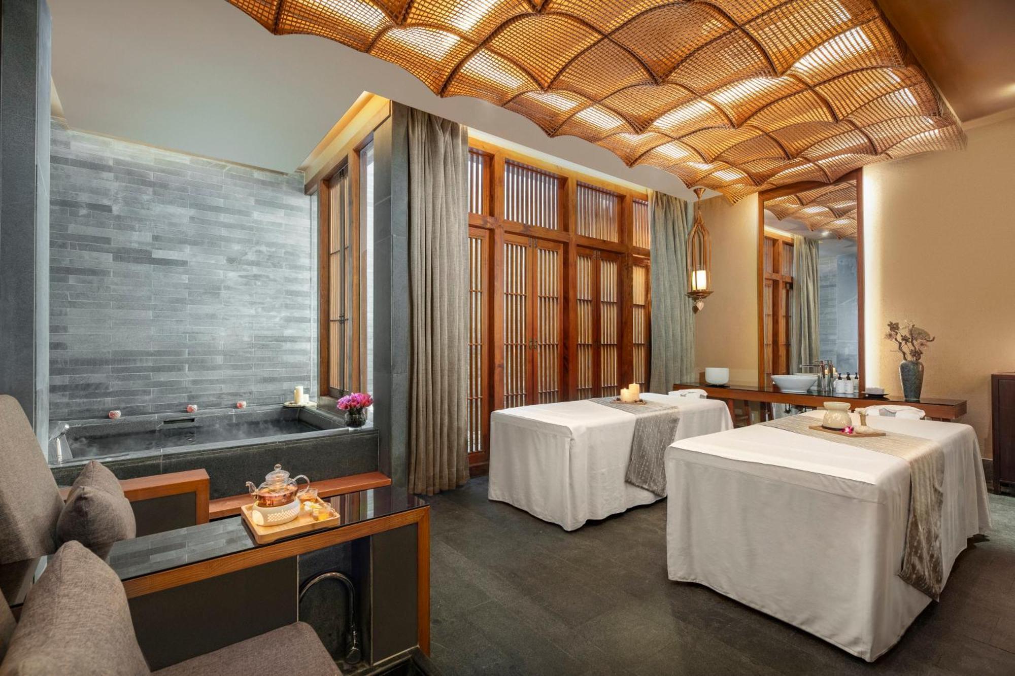 Intercontinental Lijiang Ancient Town By Ihg Resort 5*